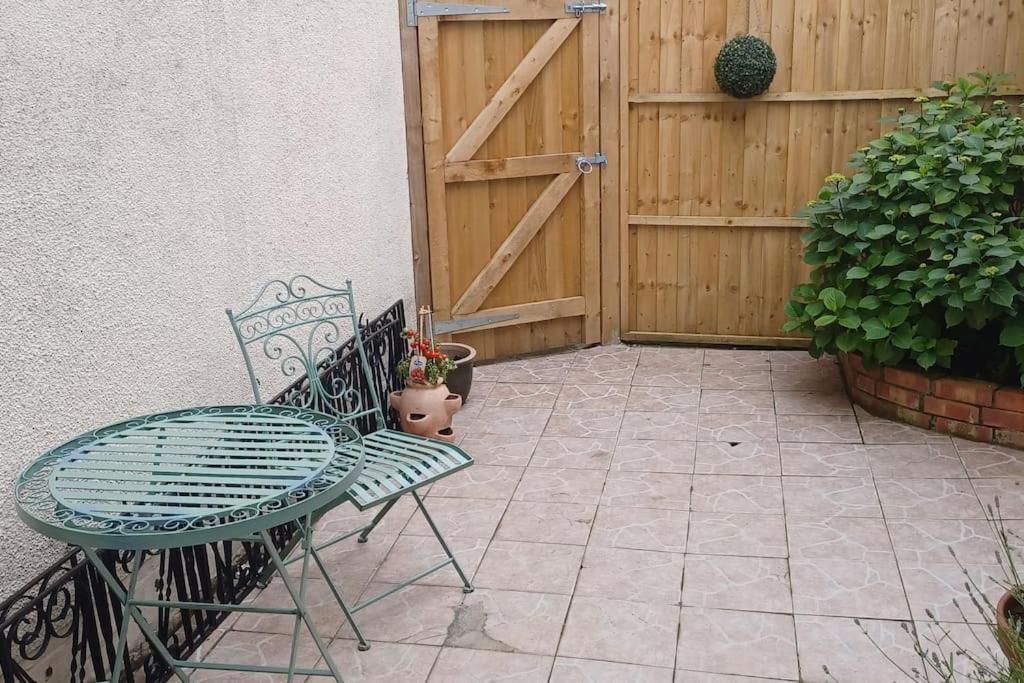 Town Centre House Close To Train Station And School *