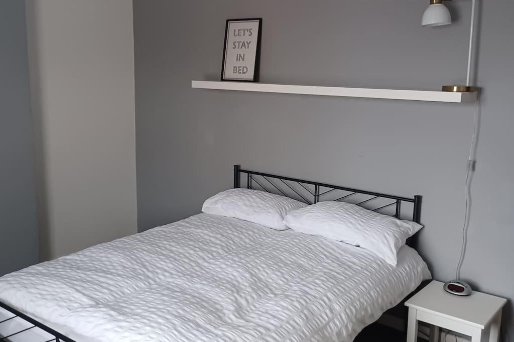 Town Centre House Close To Train Station And School