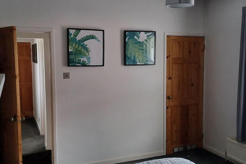 Town Centre House Close To Train Station And School Holiday home *