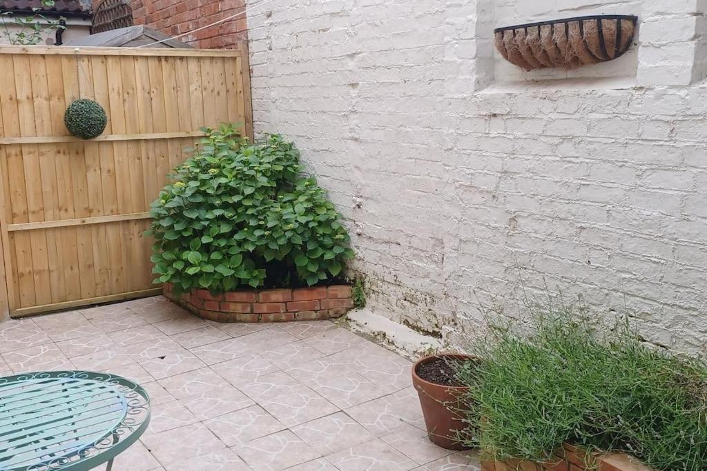 Town Centre House Close To Train Station And School *