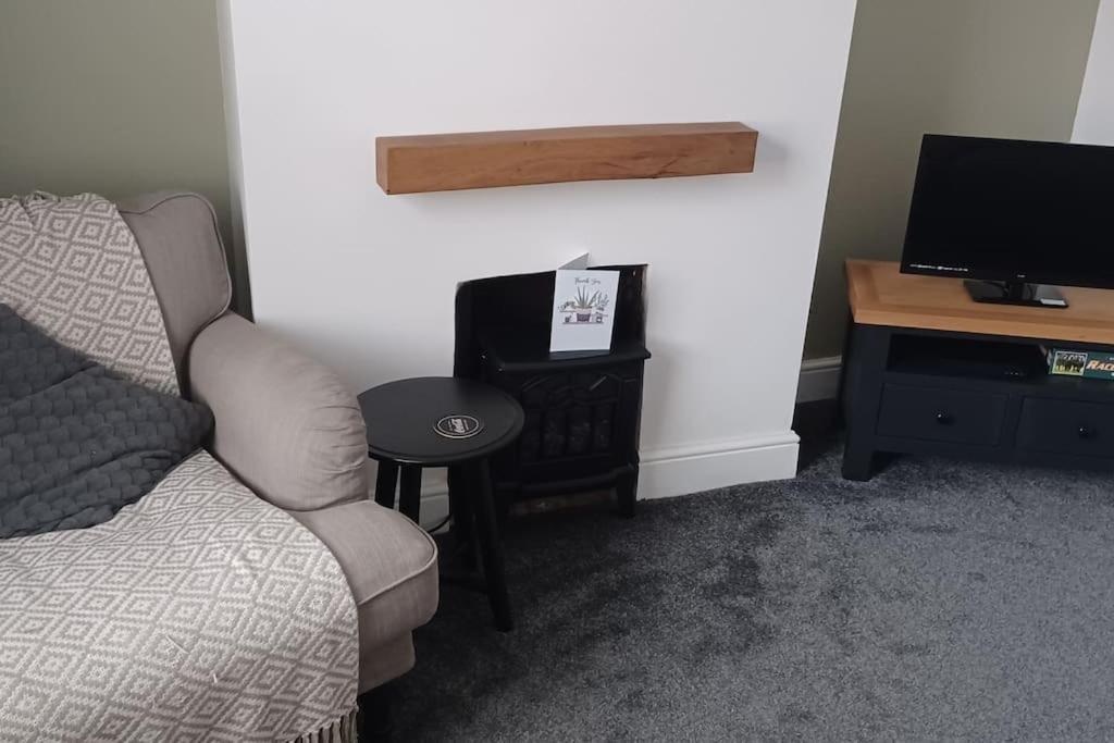 Town Centre House Close To Train Station And School