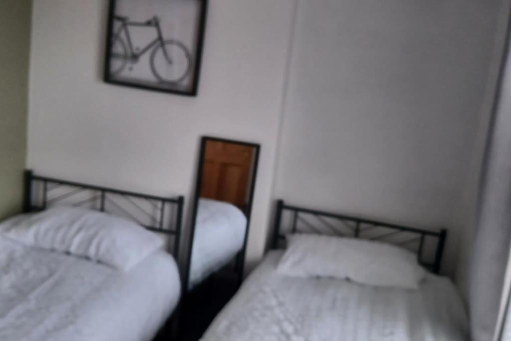 Town Centre House Close To Train Station And School Holiday home *