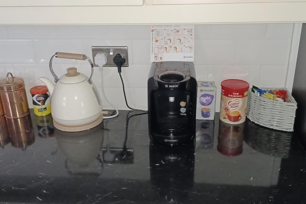 Town Centre House Close To Train Station And School *
