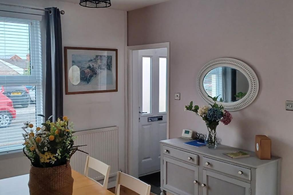 Town Centre House Close To Train Station And School