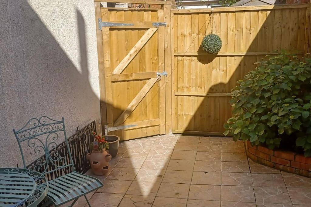 Town Centre House Close To Train Station And School Holiday home