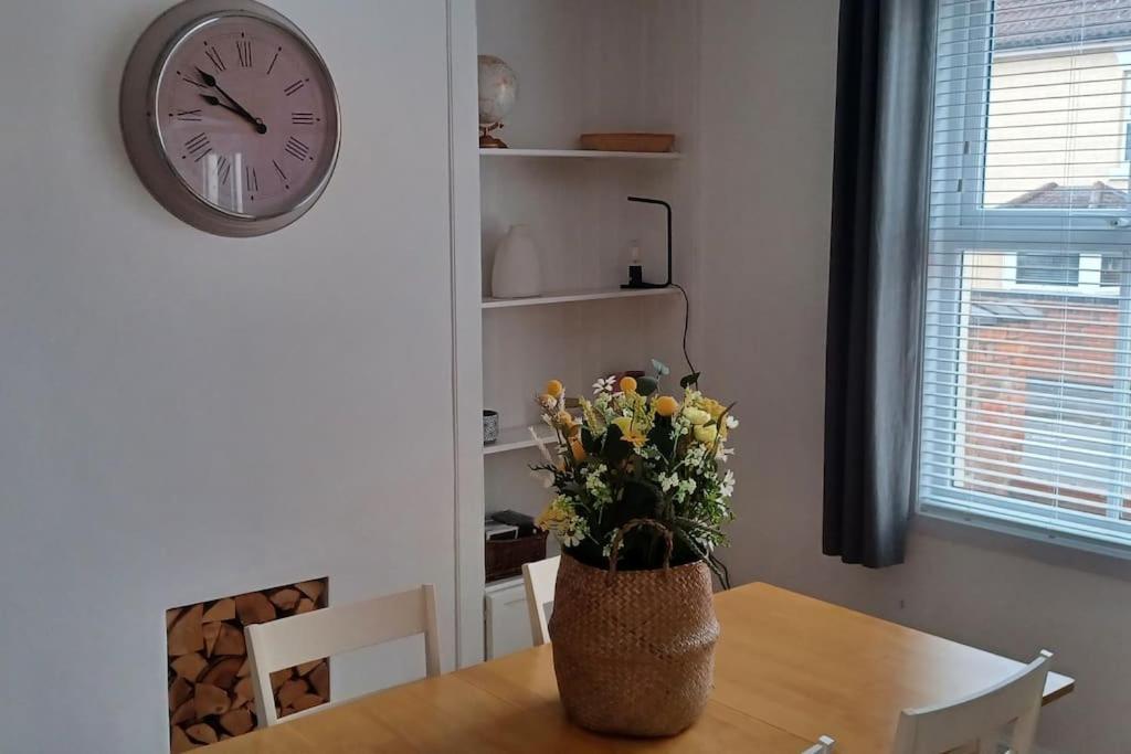 Town Centre House Close To Train Station And School Holiday home *