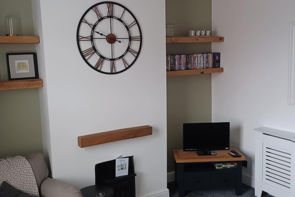 Town Centre House Close To Train Station And School Holiday home Rugby