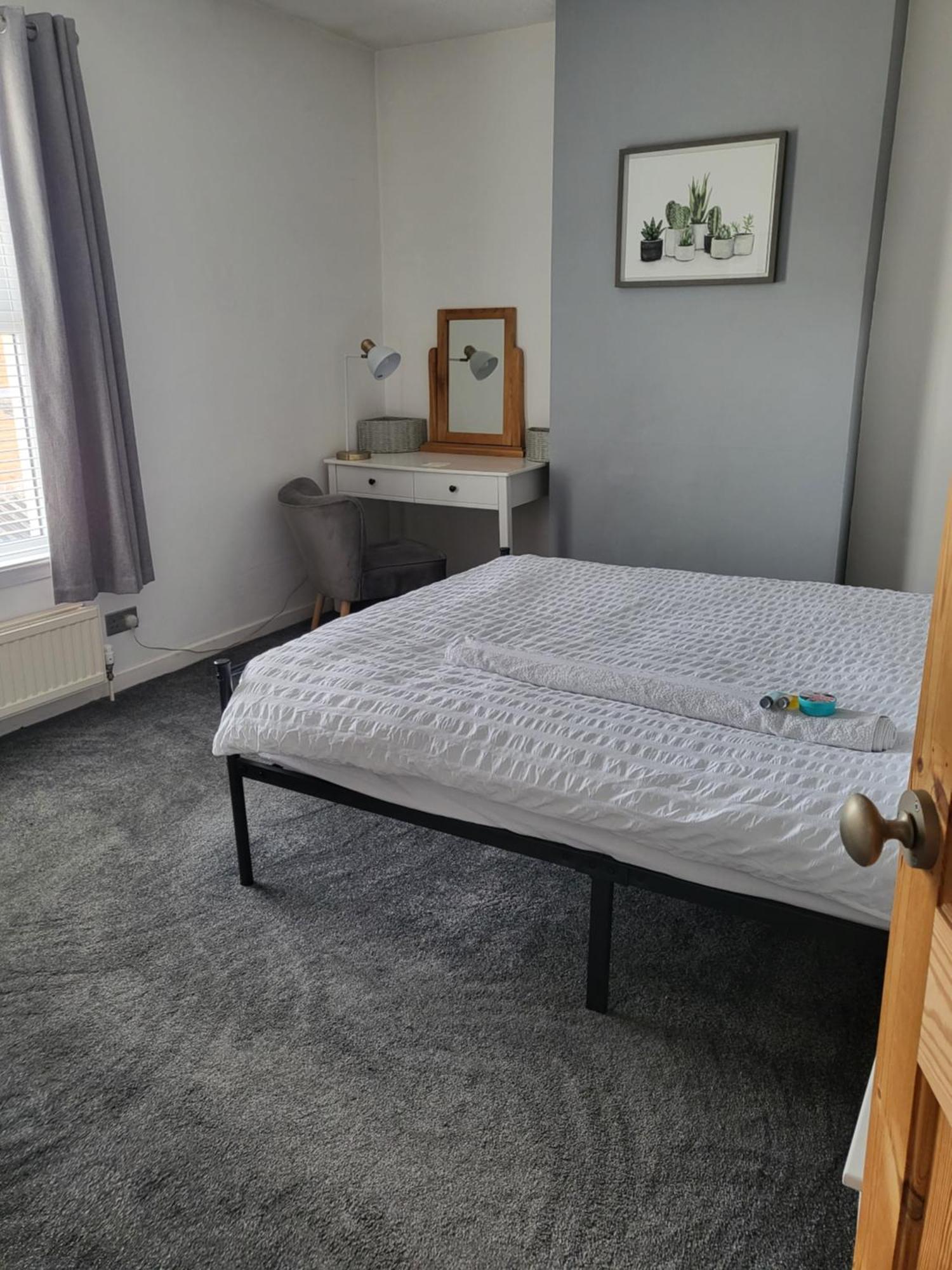 Town Centre House Close To Train Station And School *