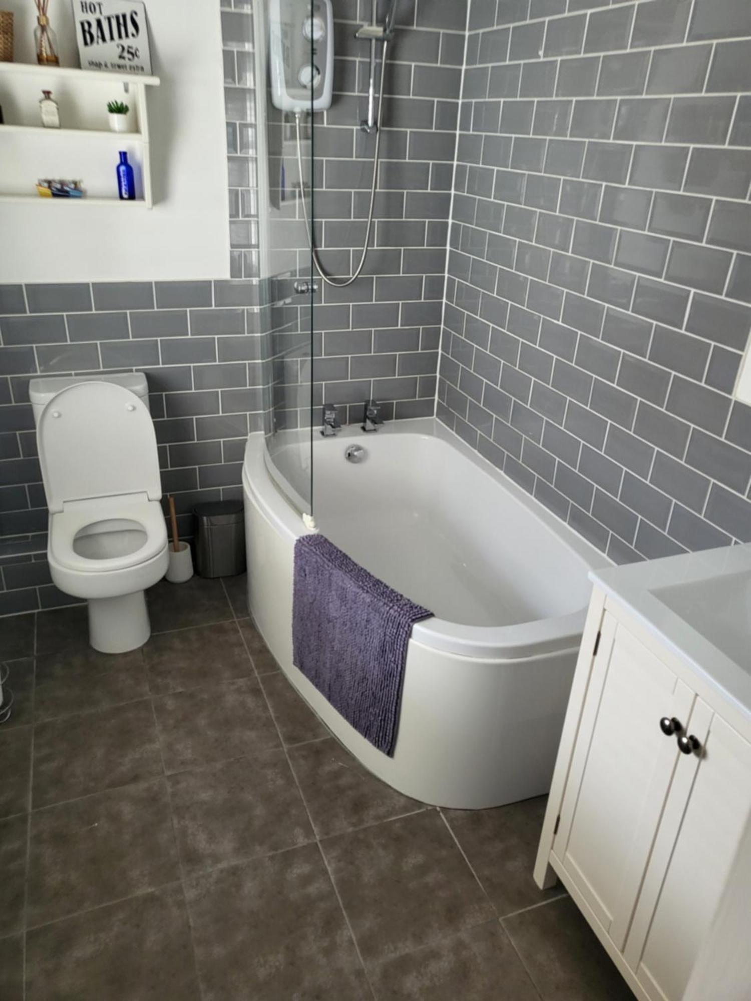 Town Centre House Close To Train Station And School Holiday home *